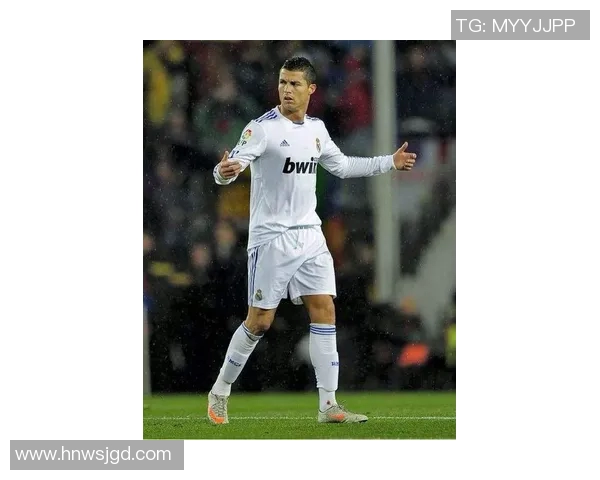 足球明星的时尚上班穿搭解析引领潮流风向标