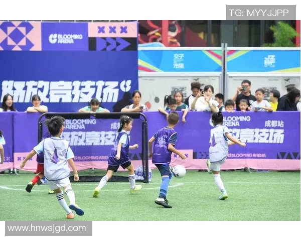 足球明星在街头被粉丝认出瞬间引发热烈围观和欢呼声